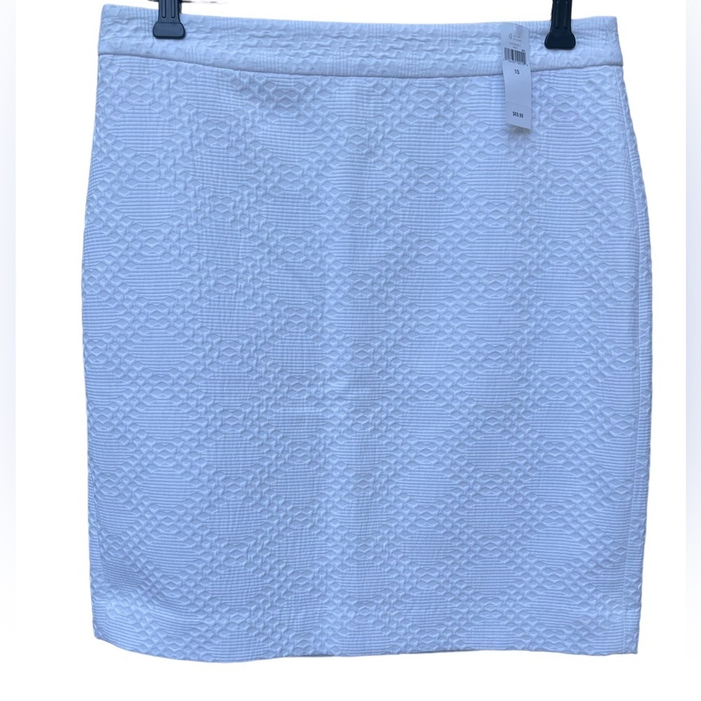 🔥🤍NWT Gorgeous Banana Republic size 10 bright white patterned skirt. Perfect!